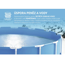 Modrý nadzemní bazén v zimní krajině se sněhem. Informace o úspoře peněz a vody díky správnému zazimování bazénu.