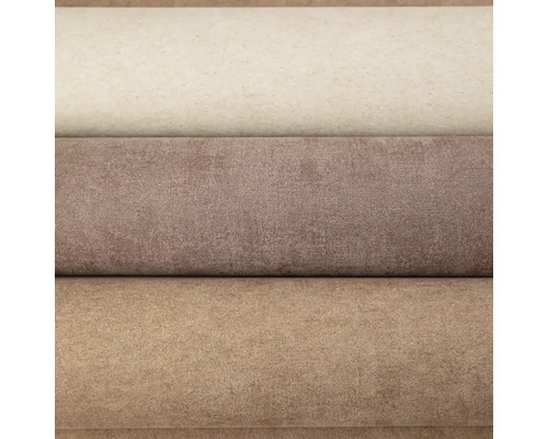 Tři role strukturované tapety v různých přírodních tónech naskládané na sobě.