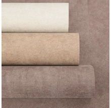 Tři role strukturované vliesové tapety s betonovým efektem v různých odstínech.