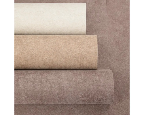 Tři role strukturované vliesové tapety s betonovým efektem v různých odstínech.