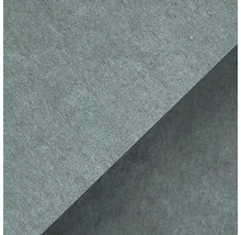 Strukturovaná tapeta v šedém vzhledu betonu s jemnou povrchovou strukturou.