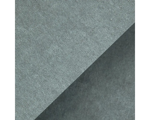 Strukturovaná tapeta v šedém vzhledu betonu s jemnou povrchovou strukturou.