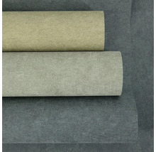 Vliesová tapeta se strukturou betonového vzhledu v různých odstínech, tři role na sobě.