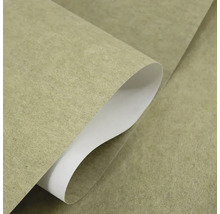 Strukturovaná tapeta v béžové barvě se srolovaným rohem a bílou zadní stranou.