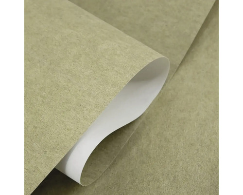 Strukturovaná tapeta v béžové barvě se srolovaným rohem a bílou zadní stranou.