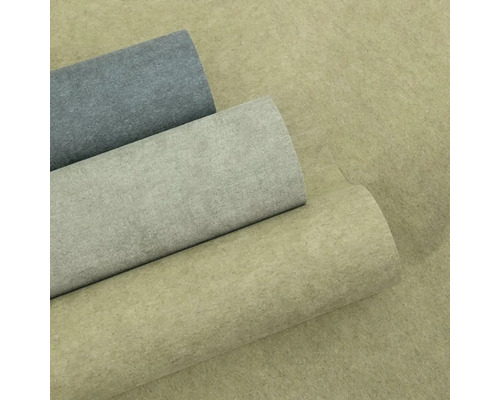 Tři role strukturované vliesové tapety v betonovém vzhledu v různých odstínech šedé a béžové.