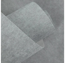 Strukturovaná vliesová tapeta se vzhledem betonu, šedá, v roli.