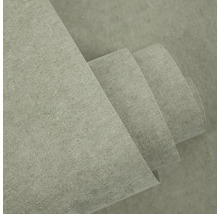 Vliesová tapeta ve vzhledu betonu s jemnou strukturou, částečně rozvinutá.