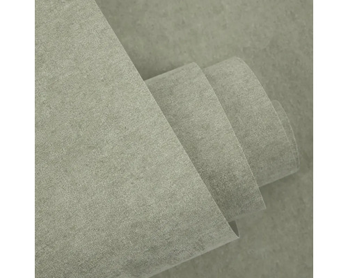 Vliesová tapeta ve vzhledu betonu s jemnou strukturou, částečně rozvinutá.