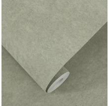 Strukturovaná vliesová tapeta s šedým vzhledem kamene, částečně rozvinutá role tapety pro dekoraci stěn.