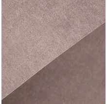 Vliesová tapeta s jemnou texturou v barvě mauve, detail povrchu.