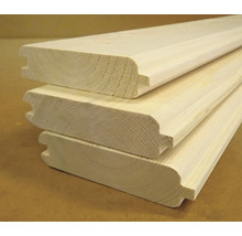 Palubky z jehličnatého dřeva s perem a drážkou, tři naskládaná prkna s oblým profilem.