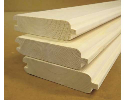 Palubky z jehličnatého dřeva s perem a drážkou, tři naskládaná prkna s oblým profilem.