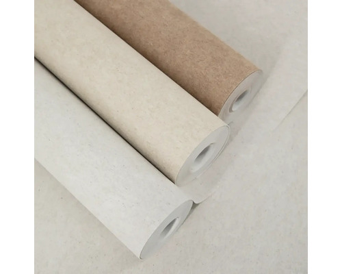 Tři role tapety s texturovaným povrchem z přírodních vláken.