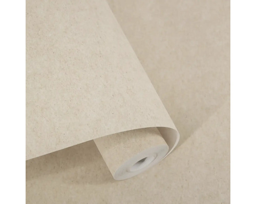 Strukturovaná vliesová tapeta v béžové barvě, částečně otevřená role ukazuje strukturu povrchu.