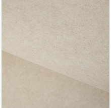 Detail jemnozrnného strukturovaného povrchu omítky nebo malty.