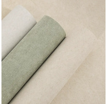 Tři role strukturované tapety v béžové, šalvějově zelené a světle šedé.