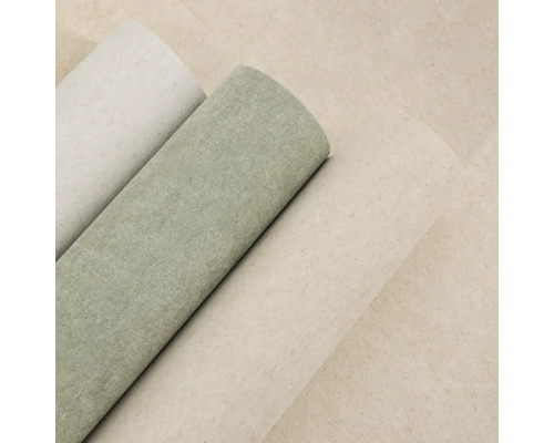 Tři role strukturované tapety v béžové, šalvějově zelené a světle šedé.