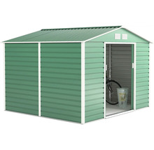 Zelený kovový zahradní domek se sedlovou střechou, posuvnými dveřmi a větracími mřížkami, uvnitř je vidět jízdní kolo.