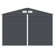 Zadní pohled na kovový zahradní domek se sedlovou střechou, větracími mřížkami a bílým rámem.