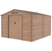 Kovový zahradní domek ve vzhledu dřeva s dvoukřídlými dveřmi a sedlovou střechou.