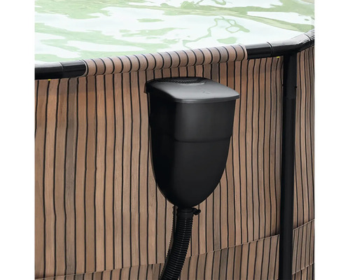 Černý bazénový skimmer a filtrační jednotka namontovaná na okraji nadzemního bazénu v dekoru dřeva s flexibilní hadicí.