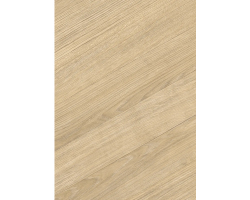 Laminátová nebo vinylová podlaha s přirozenou strukturou dubového dřeva.