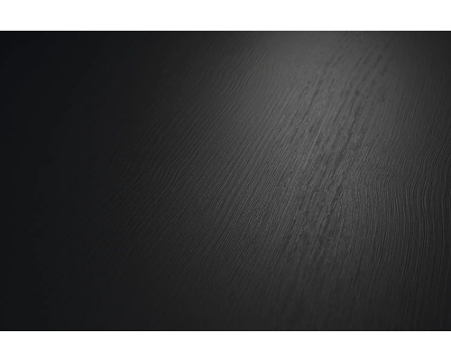 Detailní záběr tmavého povrchu s jemnou texturou dřeva.