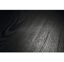 Detailní pohled na tmavý dřevěný povrch se strukturovanou kresbou pro podlahy nebo nábytek.