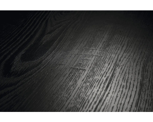 Detailní pohled na tmavý dřevěný povrch se strukturovanou kresbou pro podlahy nebo nábytek.