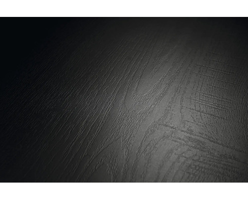 Detailní záběr povrchu s tmavou strukturou dřeva a znatelnou kresbou.