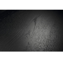 Detailní pohled na černou strukturu dřeva s výraznou kresbou pro podlahy nebo nábytkové desky.