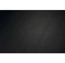 Detailní záběr na černý povrch s jemnou, lineární strukturou dřeva.