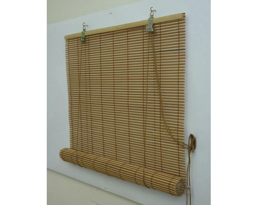 Bambusová roleta s horizontálními lamelami, stahovací šňůrkou a montážními háčky.