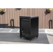 Mobilní černá venkovní kuchyňská skříňka s nerezovou pracovní plochou na dřevěné terase před plotem.