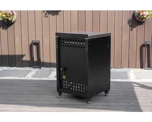 Mobilní černá venkovní kuchyňská skříňka s nerezovou pracovní plochou na dřevěné terase před plotem.