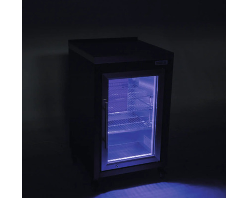 Malá lednice na nápoje s prosklenými dveřmi, modrým vnitřním osvětlením a kovovými policemi.
