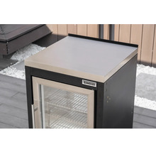 Modul venkovní chladničky Tenneker s pracovní deskou z nerezové oceli a skleněnými dveřmi ve světlé venkovní kuchyni na terase.