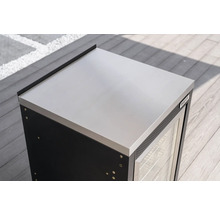 Modul venkovní kuchyně Tenneker s pracovní deskou z nerezové oceli, skleněnými dveřmi a Tenneker Logo na dřevěné terase.