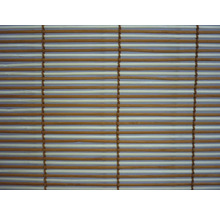 Bambusová roleta nebo zástěna se střídavými bílými a hnědými vodorovnými dřevěnými tyčkami spojenými svislými nitěmi.