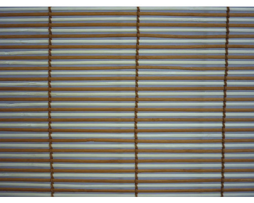 Bambusová roleta nebo zástěna se střídavými bílými a hnědými vodorovnými dřevěnými tyčkami spojenými svislými nitěmi.