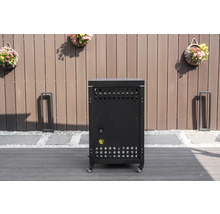 Mobilní spodní skříňka venkovní kuchyně v černé barvě s větracími otvory a elektrickou přípojkou na terase před dřevěným plotem.