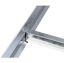 Detailní pohled na spoj rámu z pozinkované oceli se šroubovým spojem pro zahradní domky.