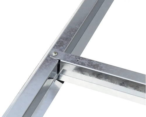 Detailní pohled na spoj rámu z pozinkované oceli se šroubovým spojem pro zahradní domky.