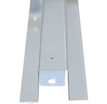 Kovový profil s prostředním kanálem ve tvaru U, plochými bočními přírubami a předvrtanými montážními otvory.