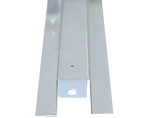 Kovový profil s prostředním kanálem ve tvaru U, plochými bočními přírubami a předvrtanými montážními otvory.