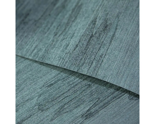 Detailní záběr na strukturovaný povrch podlahové krytiny s lineárním kartáčovaným vzorem.
