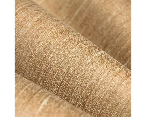 Detailní záběr tapety s textilní strukturou a hmatatelnou povrchovou zrnitostí.