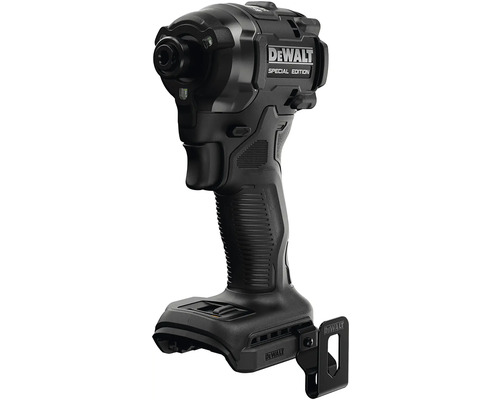 Rázový utahovák DeWALT Special Edition v černém provedení s pogumovanou rukojetí a klipem na opasek.