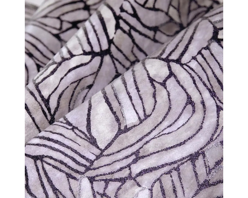Tapeta s abstraktním vzorem listů a třpytivými obrysy.
